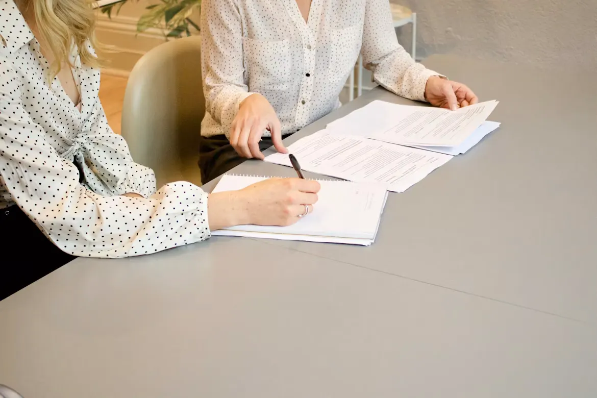 Personas conversando durante una reunión de trabajo