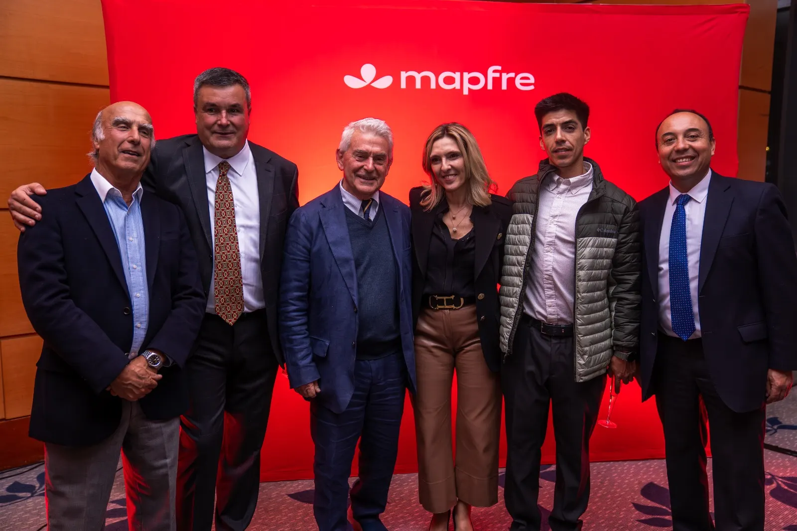 Representantes de MERP junto a participantes de un evento de MAPFRE